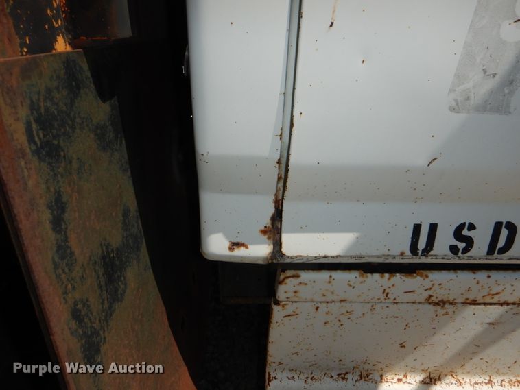 image for item DE3524 1996 Ford F800 crane truck