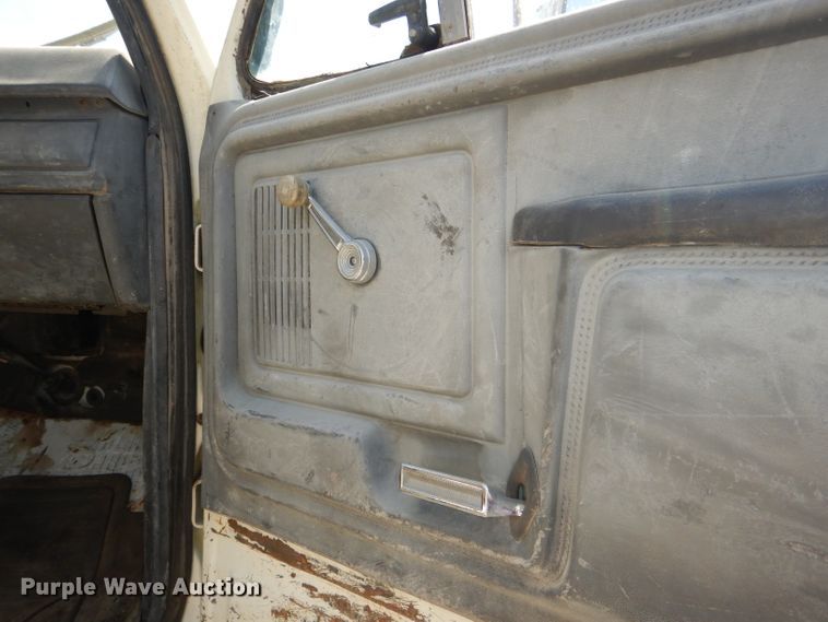 image for item DE3524 1996 Ford F800 crane truck