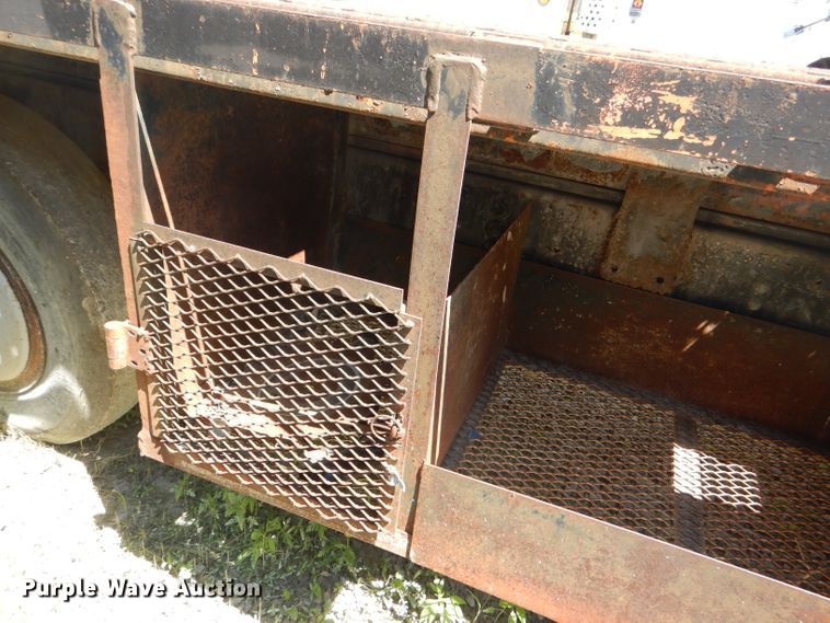 image for item DE3524 1996 Ford F800 crane truck