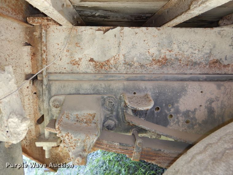 image for item DE3524 1996 Ford F800 crane truck