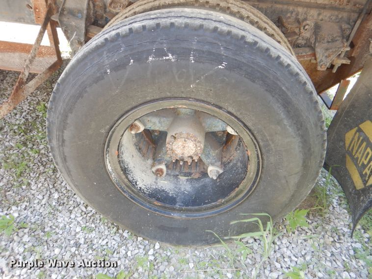 image for item DE3524 1996 Ford F800 crane truck