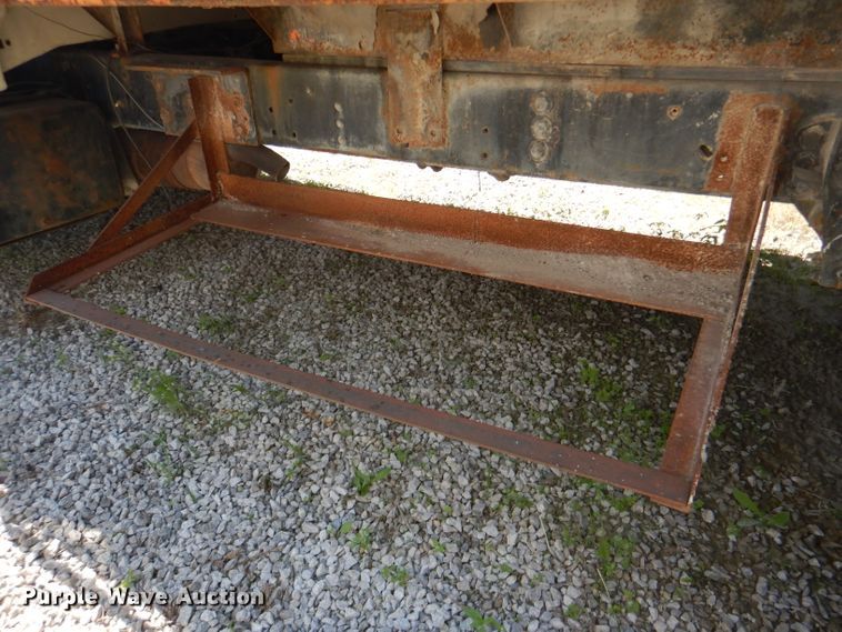 image for item DE3524 1996 Ford F800 crane truck