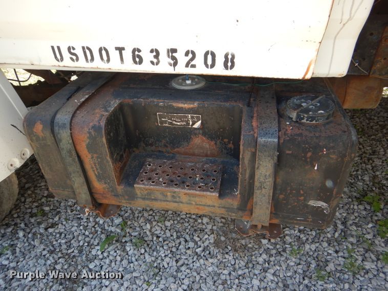 image for item DE3524 1996 Ford F800 crane truck