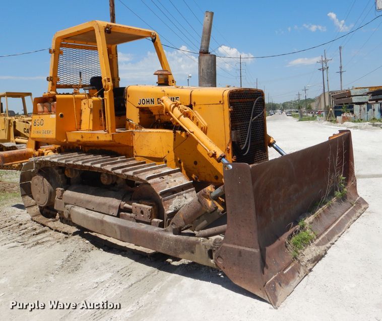 image for item DE3533 1983 John Deere 850 dozer