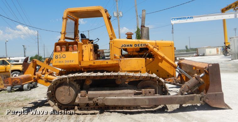 image for item DE3533 1983 John Deere 850 dozer
