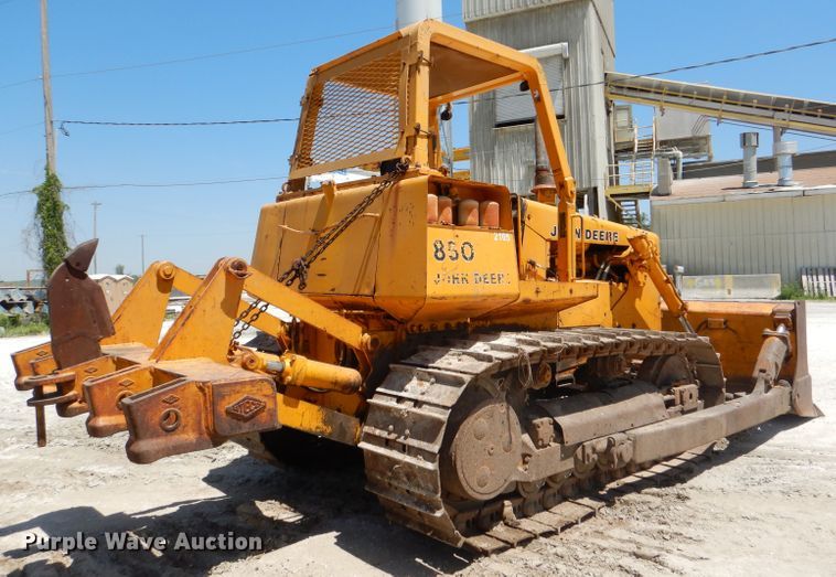 image for item DE3533 1983 John Deere 850 dozer