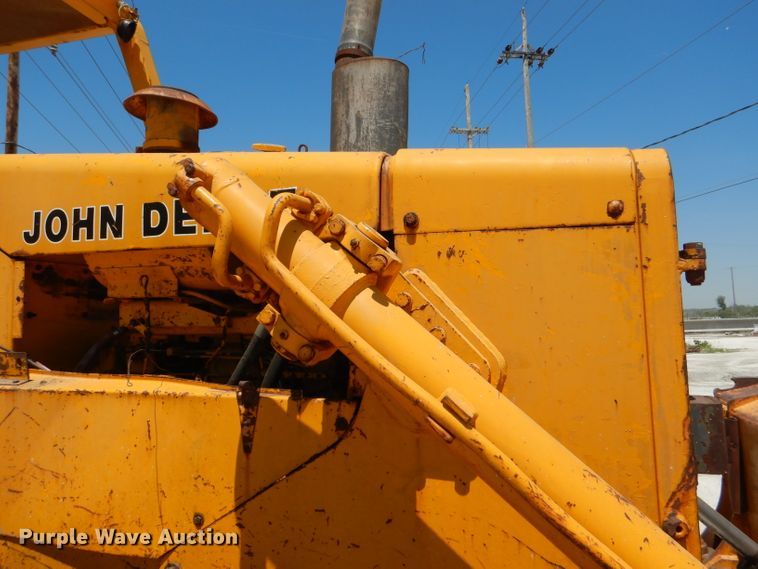 image for item DE3533 1983 John Deere 850 dozer