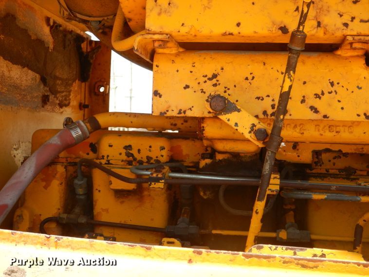 image for item DE3533 1983 John Deere 850 dozer