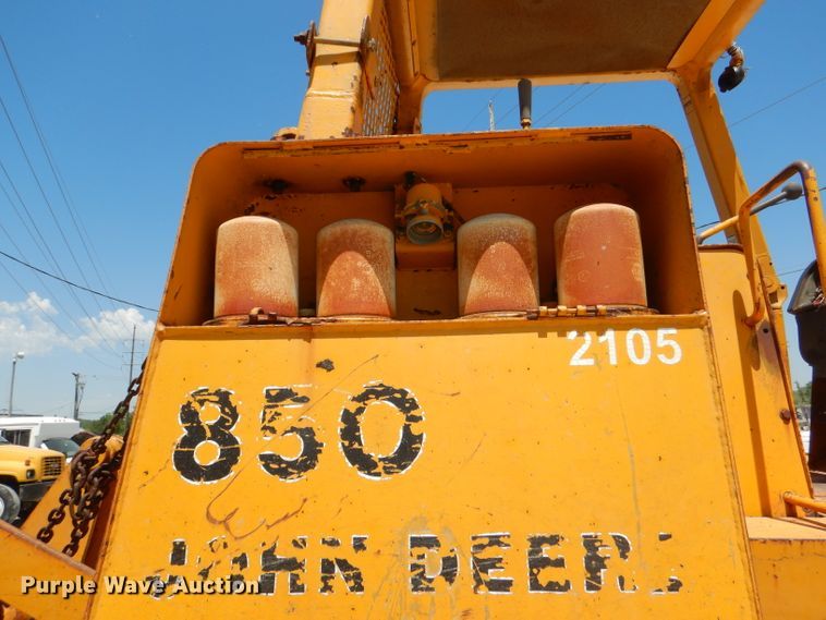 image for item DE3533 1983 John Deere 850 dozer