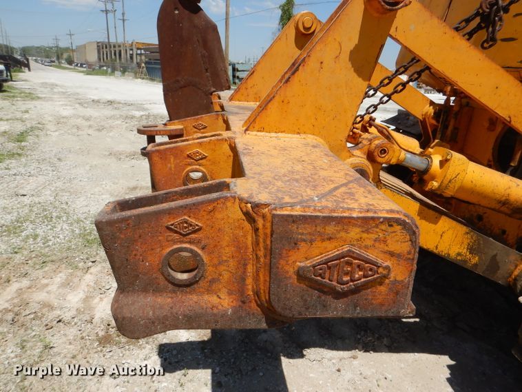 image for item DE3533 1983 John Deere 850 dozer