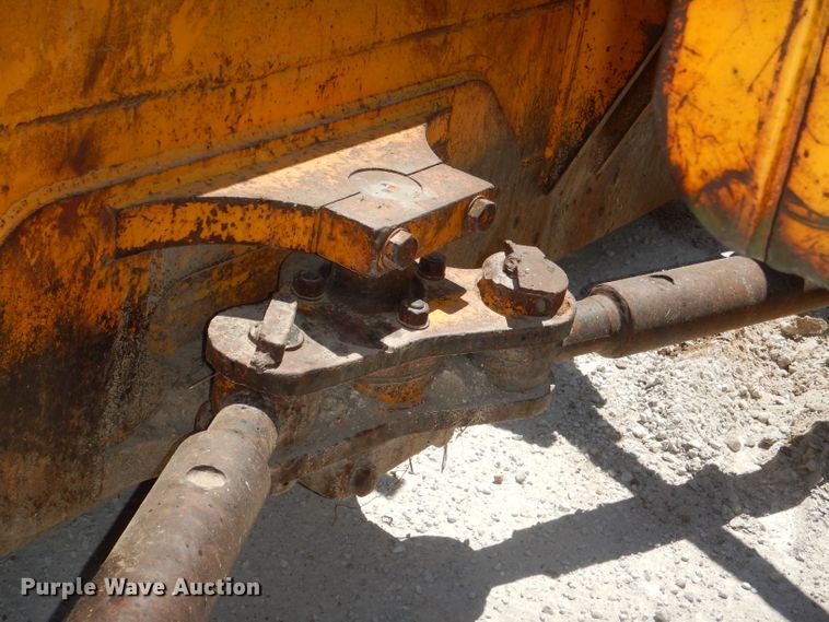 image for item DE3533 1983 John Deere 850 dozer