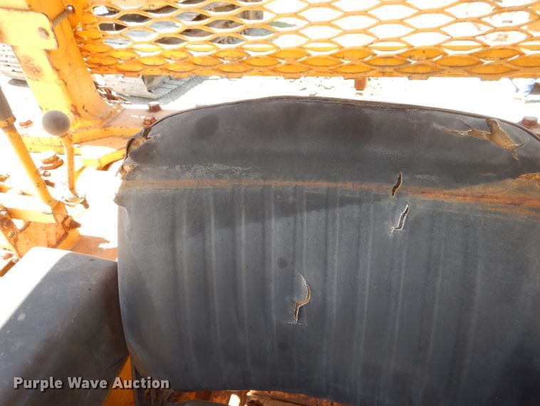 image for item DE3533 1983 John Deere 850 dozer