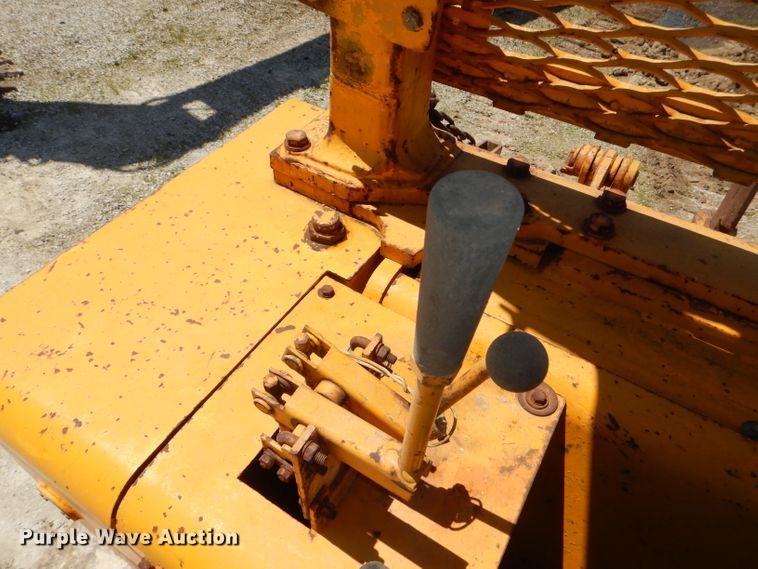 image for item DE3533 1983 John Deere 850 dozer