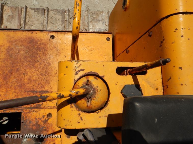 image for item DE3533 1983 John Deere 850 dozer