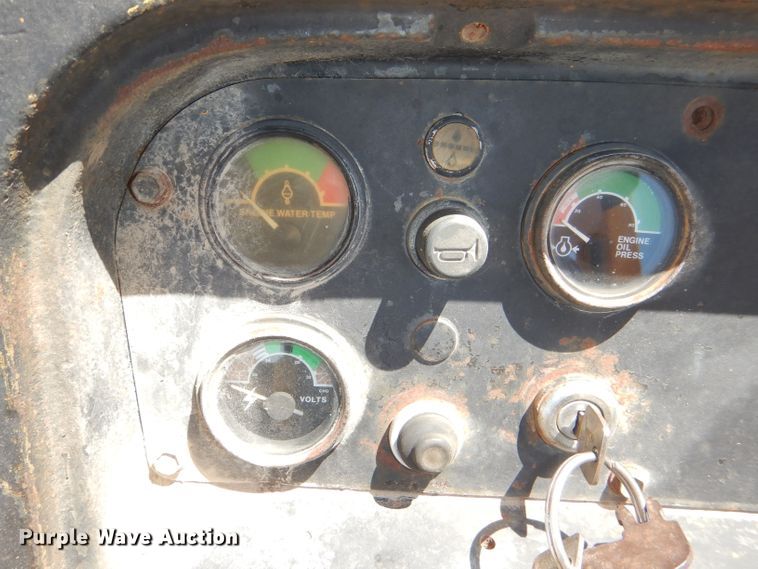 image for item DE3533 1983 John Deere 850 dozer