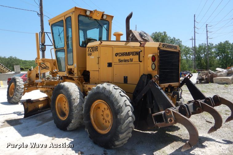 image for item DE3536 1995 Champion 720A Series IV motor grader