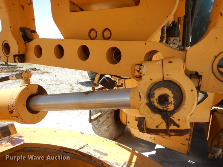 image for item DE3536 1995 Champion 720A Series IV motor grader