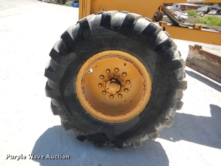 image for item DE3536 1995 Champion 720A Series IV motor grader