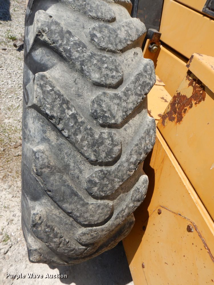 image for item DE3536 1995 Champion 720A Series IV motor grader