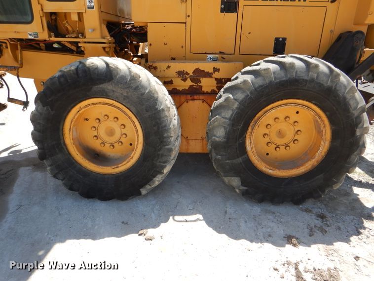 image for item DE3536 1995 Champion 720A Series IV motor grader