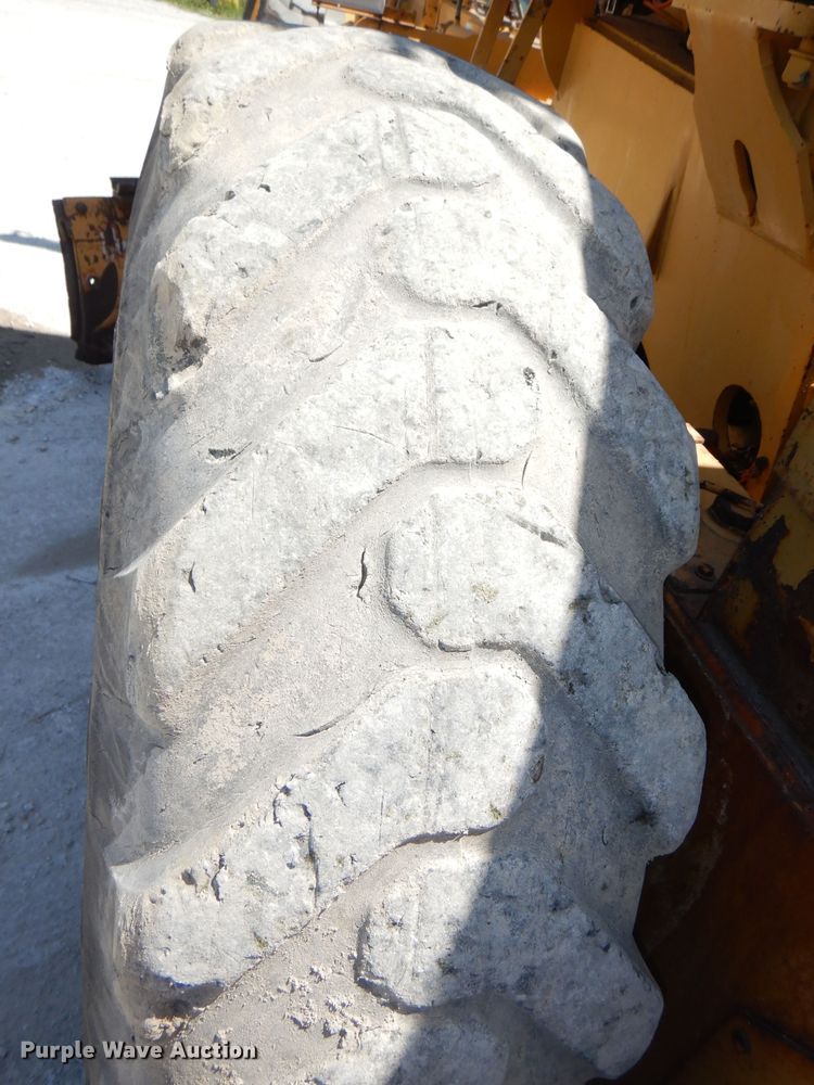 image for item DE3536 1995 Champion 720A Series IV motor grader