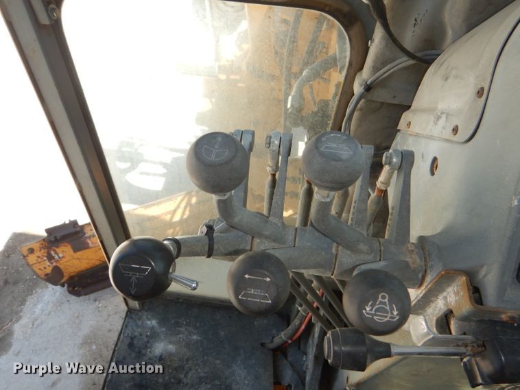 image for item DE3536 1995 Champion 720A Series IV motor grader