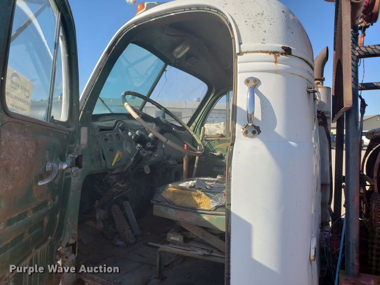 image for item DE3991 1965 Mack P61ST winch truck