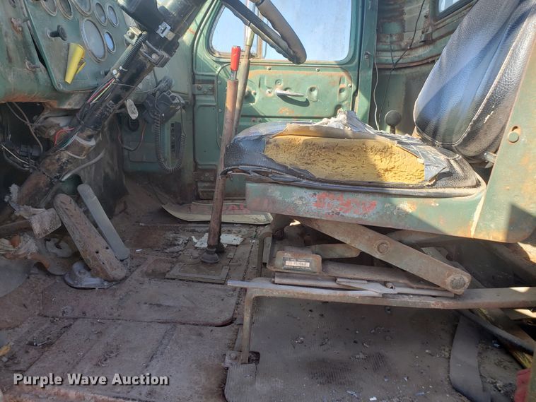 image for item DE3991 1965 Mack P61ST winch truck