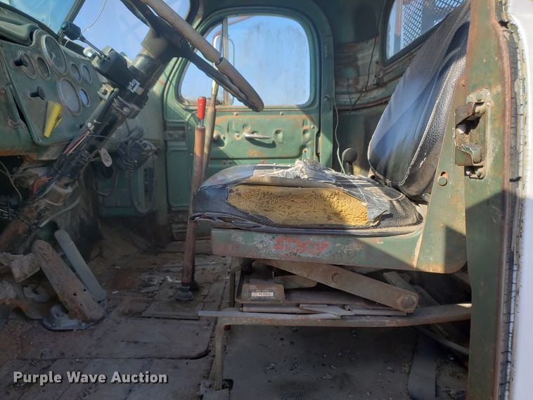 image for item DE3991 1965 Mack P61ST winch truck