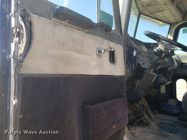 image for item DE3992 1987 Peterbilt 379 tank truck