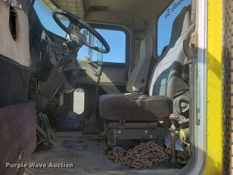 image for item DE3992 1987 Peterbilt 379 tank truck