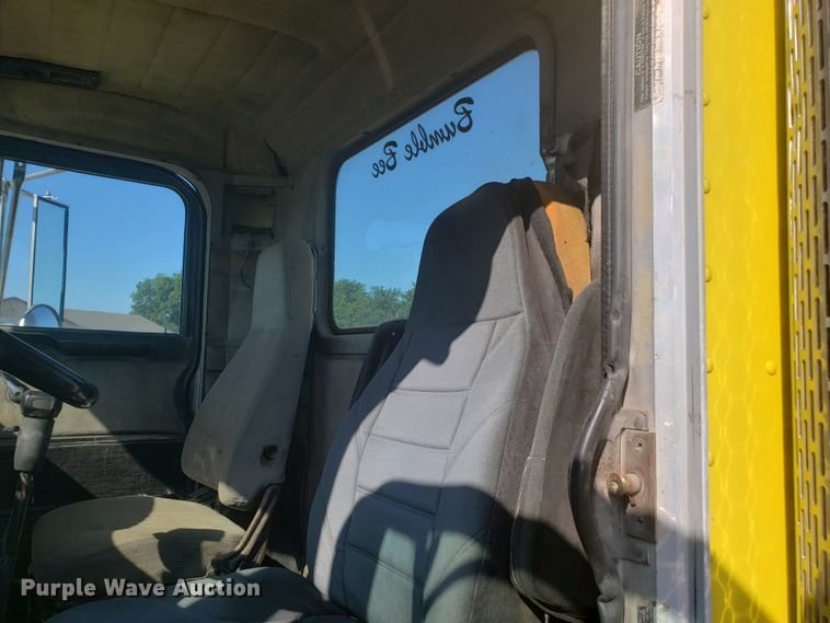 image for item DE3992 1987 Peterbilt 379 tank truck