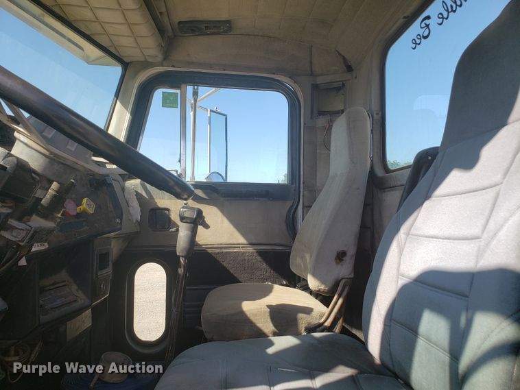 image for item DE3992 1987 Peterbilt 379 tank truck