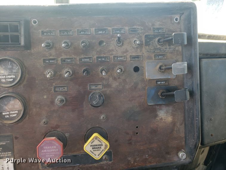 image for item DE3992 1987 Peterbilt 379 tank truck