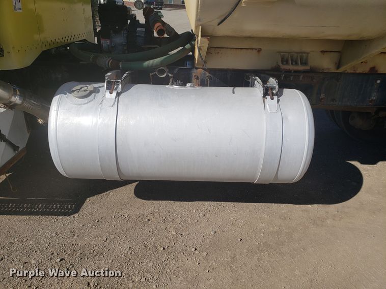 image for item DE3992 1987 Peterbilt 379 tank truck