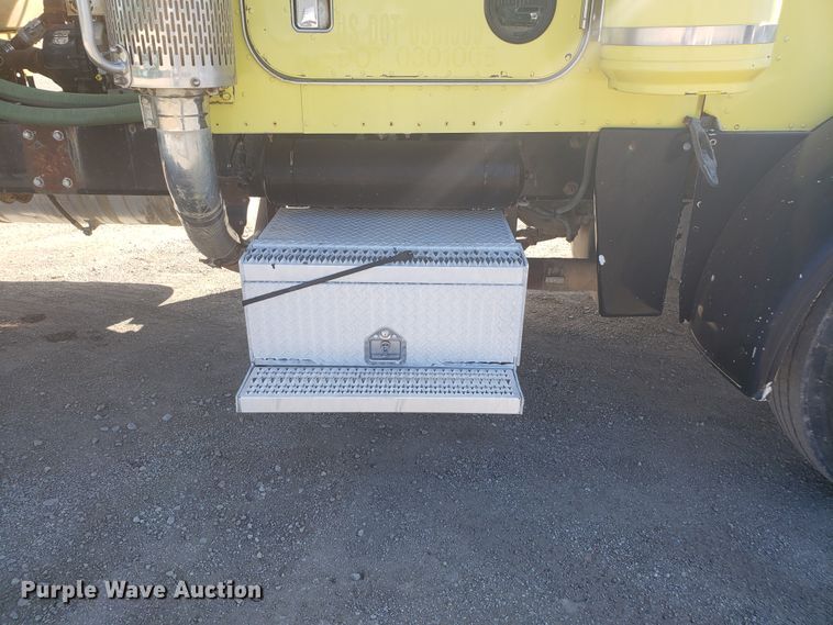 image for item DE3992 1987 Peterbilt 379 tank truck