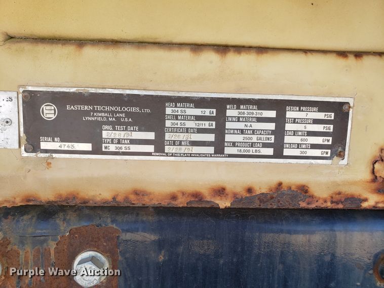 image for item DE3992 1987 Peterbilt 379 tank truck