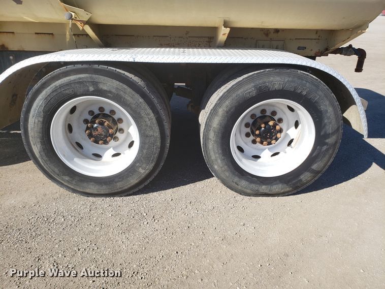 image for item DE3992 1987 Peterbilt 379 tank truck