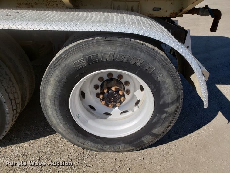 image for item DE3992 1987 Peterbilt 379 tank truck