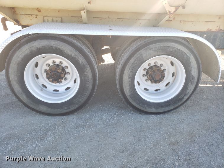 image for item DE3992 1987 Peterbilt 379 tank truck