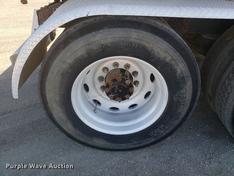 image for item DE3992 1987 Peterbilt 379 tank truck