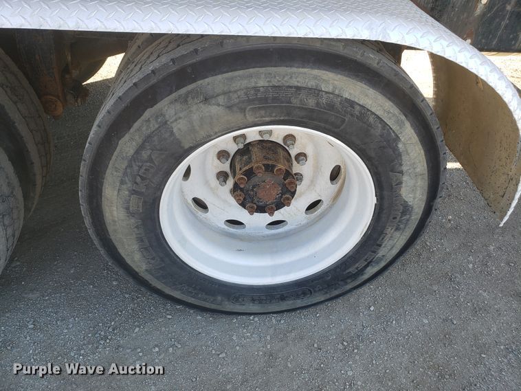 image for item DE3992 1987 Peterbilt 379 tank truck