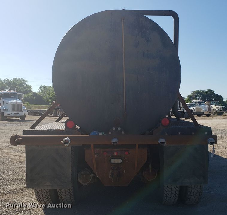 image for item DE3993 1991 Peterbilt 379 tank truck