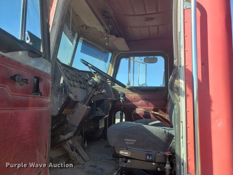 image for item DE3993 1991 Peterbilt 379 tank truck