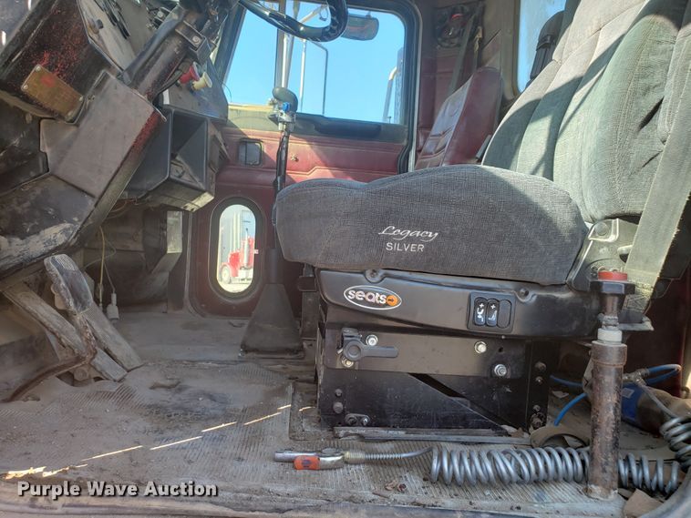 image for item DE3993 1991 Peterbilt 379 tank truck