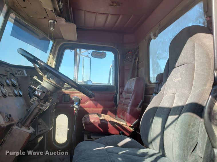 image for item DE3993 1991 Peterbilt 379 tank truck