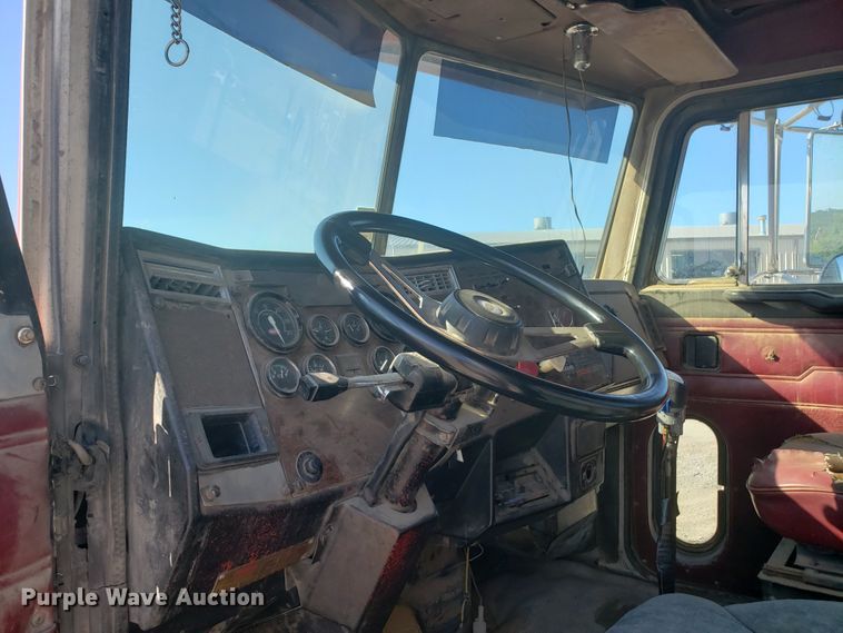 image for item DE3993 1991 Peterbilt 379 tank truck