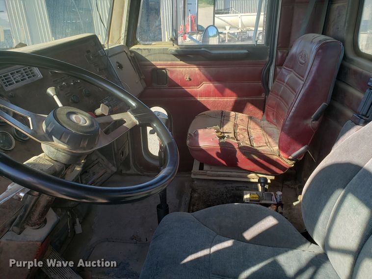 image for item DE3993 1991 Peterbilt 379 tank truck