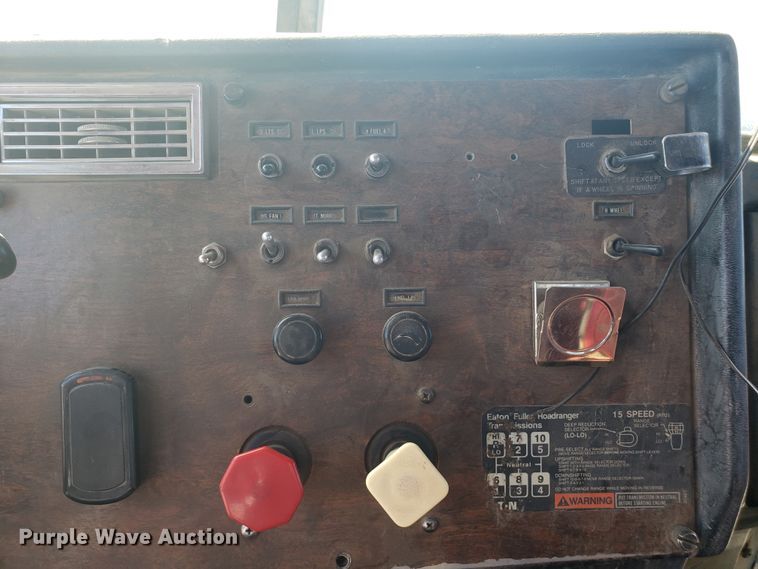 image for item DE3993 1991 Peterbilt 379 tank truck