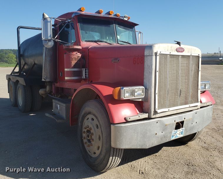 image for item DE3993 1991 Peterbilt 379 tank truck